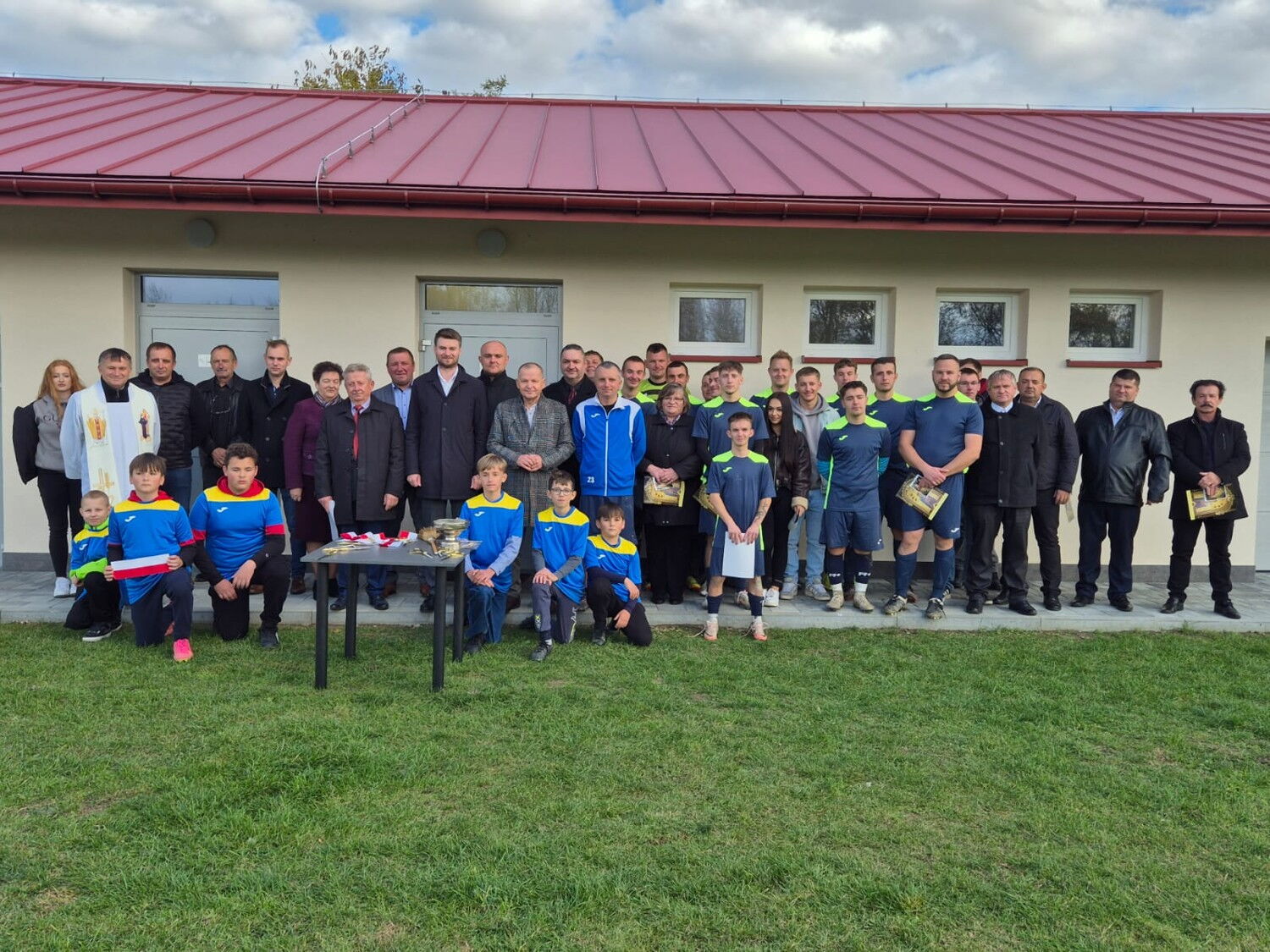 Poświęcenie budynku szatni sportowej w Ujściu Jezuickim