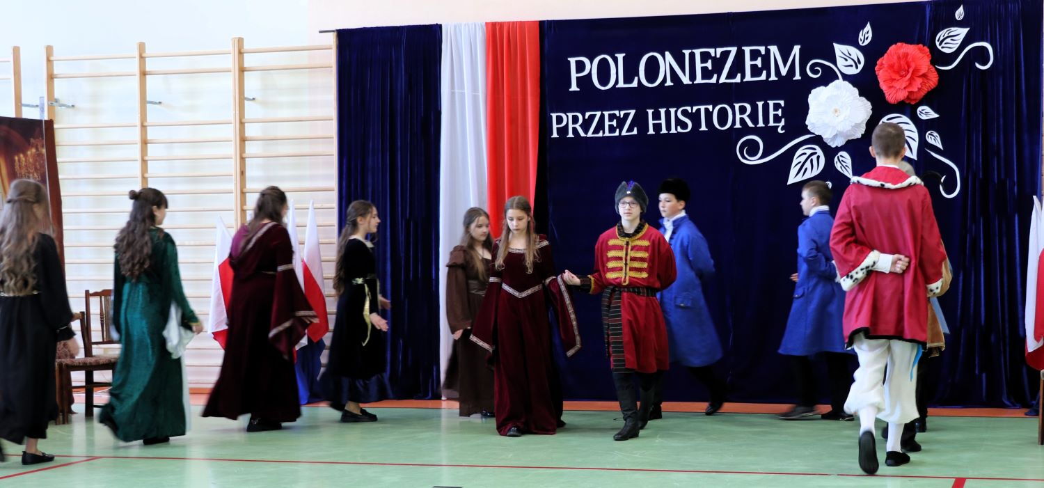 „Polonezem przez historię” – wyjątkowa lekcja patriotyzmu w Gręboszowie